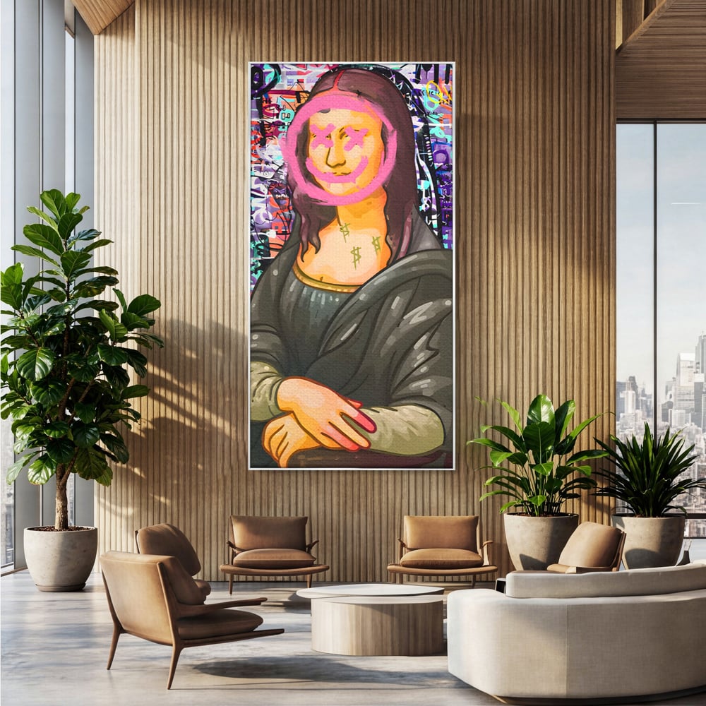 Tablou canvas cu tablou canvas cu mona lisa pop art, in rama de aluminiu argintiu, pe perete intr-un birou